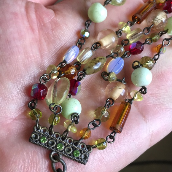 🖤Vtg💕glass-like resin charms brass bracelet - Picture 2 of 10